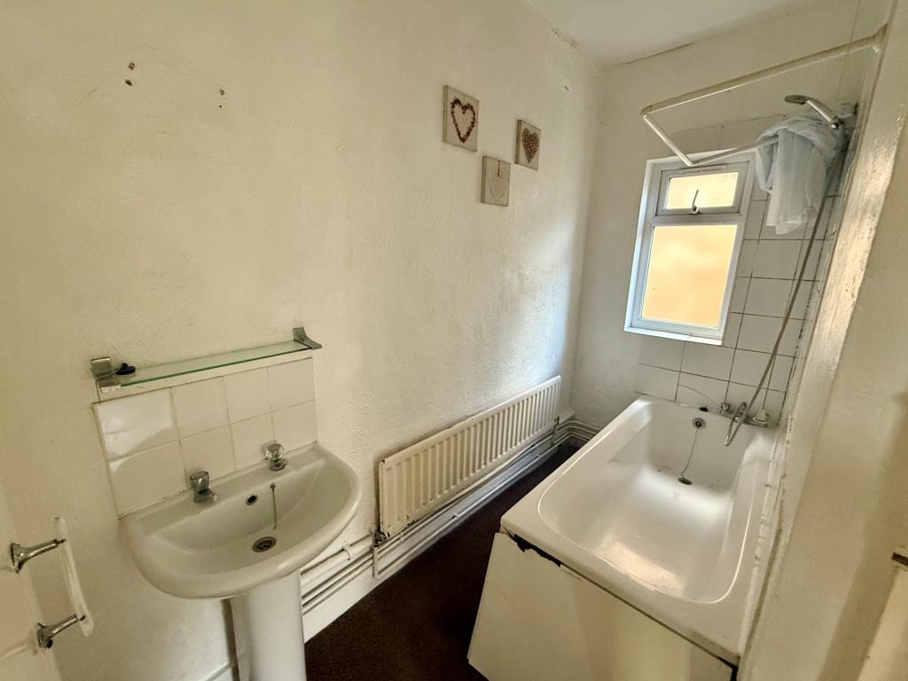 Lot: 44 - DETACHED THREE-BEDROOM BUNGALOW WITH POTENTIAL - Bathroom